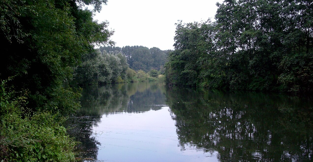 KI-generiertes Landschaftsmotiv, inspiriert vom Ruhrtal im Kreis Unna: Fluss, Uferweg und herbstliche Hügel.